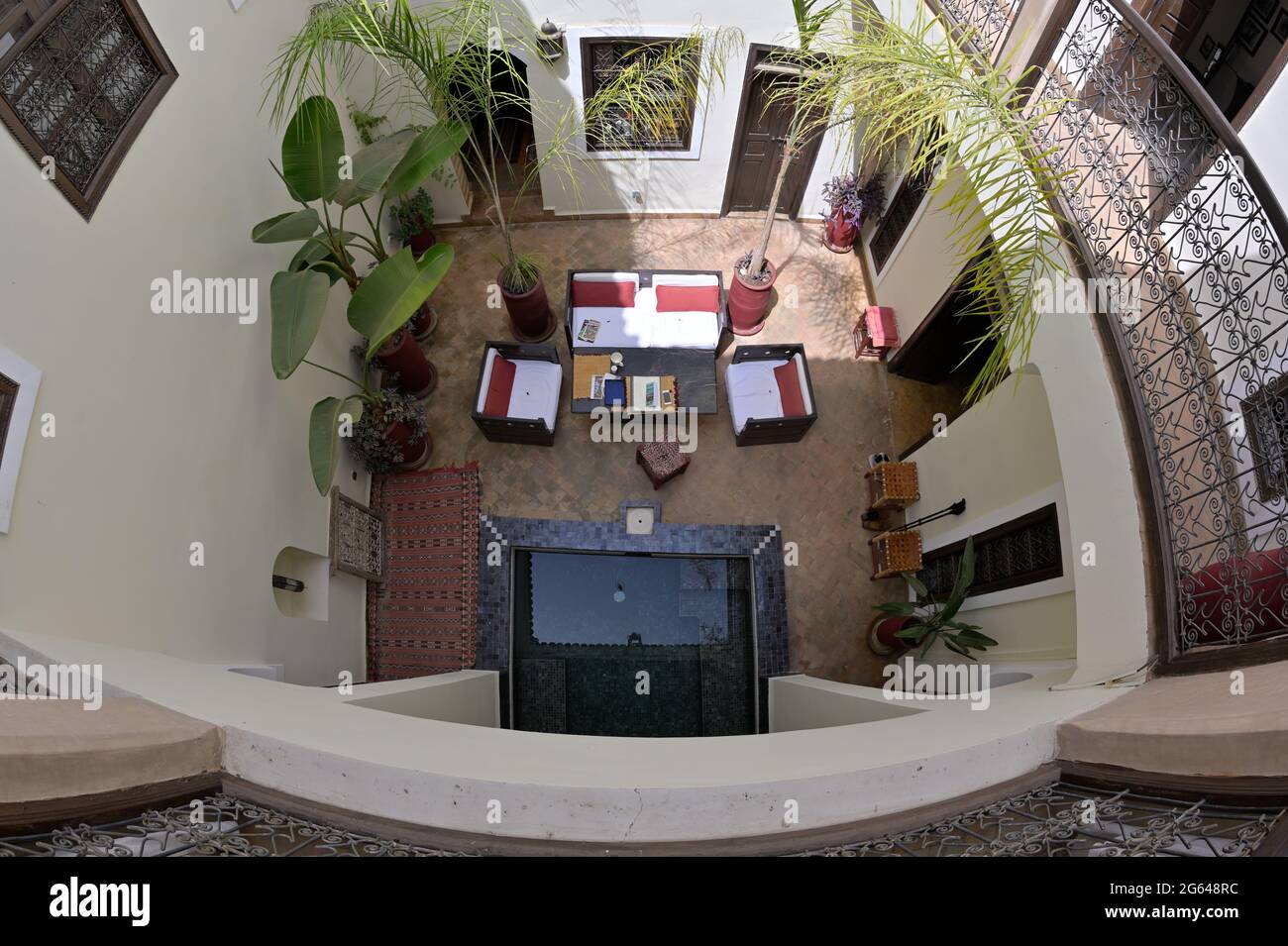 Ein wunderschönes Riad (traditionelles wohlhabendes Haus) in der Medina, Marrakesch, MA Stockfoto