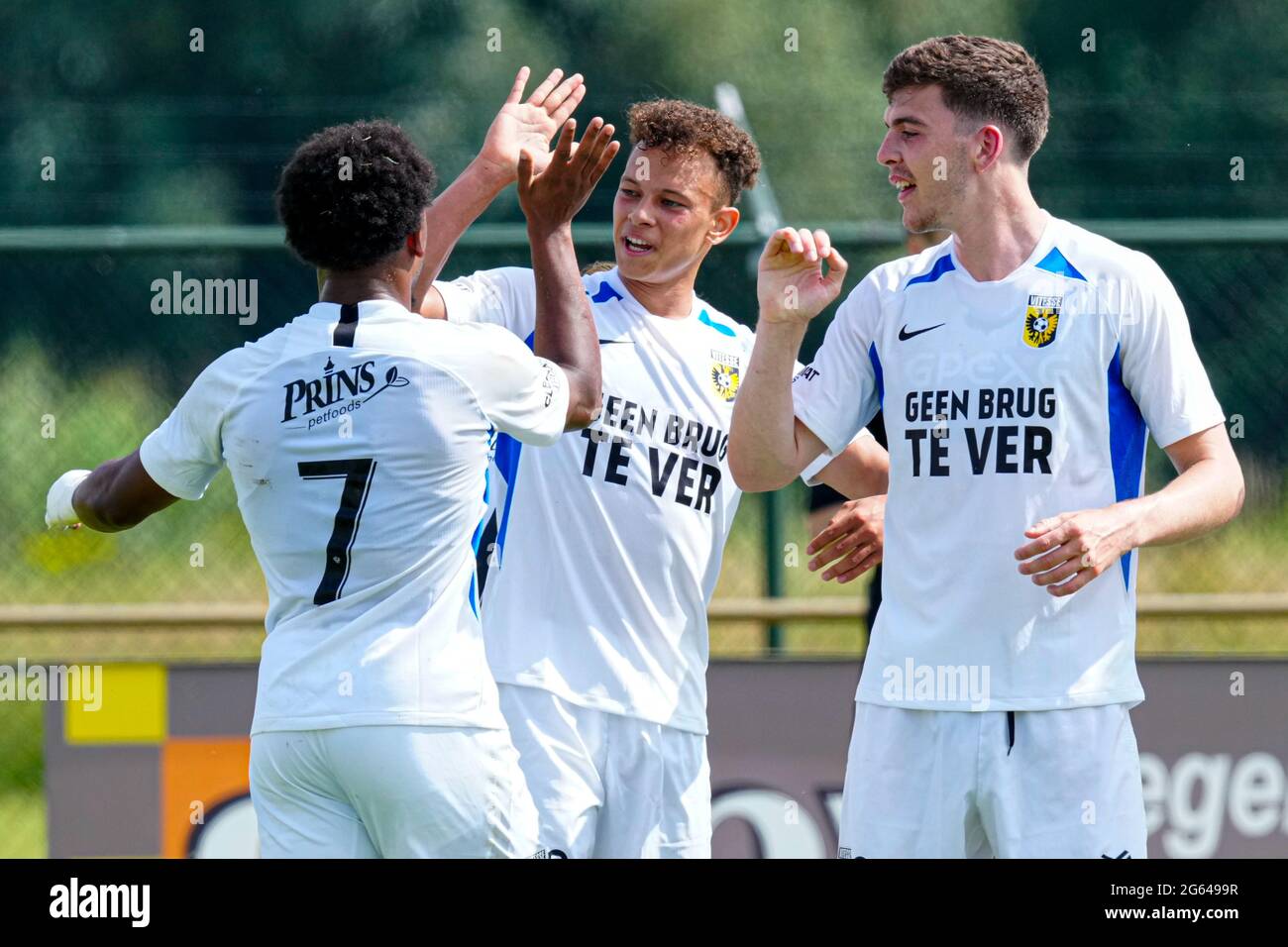 02-07-2021 Voetbal Vitesse / Lokomotiva Zagreb Oudenbosch OUDENBUSCH, NIEDERLANDE - JULI 2: Lois Openda von Vitesse, Julian von Moos von Vitesse, Jacob Rasmussen von Vitesse feiern nach dem ersten Tor ihres Teams beim Freundschaftsspiel zwischen Vitesse und Lokomotiva Zagreb im Sportpark VV Victoria 03 am 2. Juli 2021 in Oudenbosch, Niederlande (Foto: Geert van Erven/Orange Picts) Stockfoto