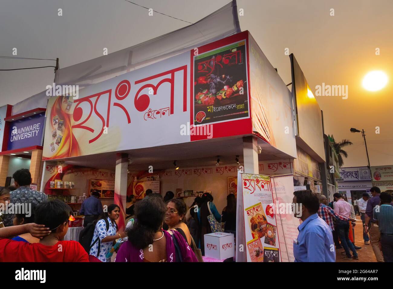 KOLKATA, INDIEN - 9. FEBRUAR , 2018 : Kunden und riesige bunte Horten von Bengali (eine Sprache Indiens) Buchverlag auf Kolkata Buchmesse - se Stockfoto