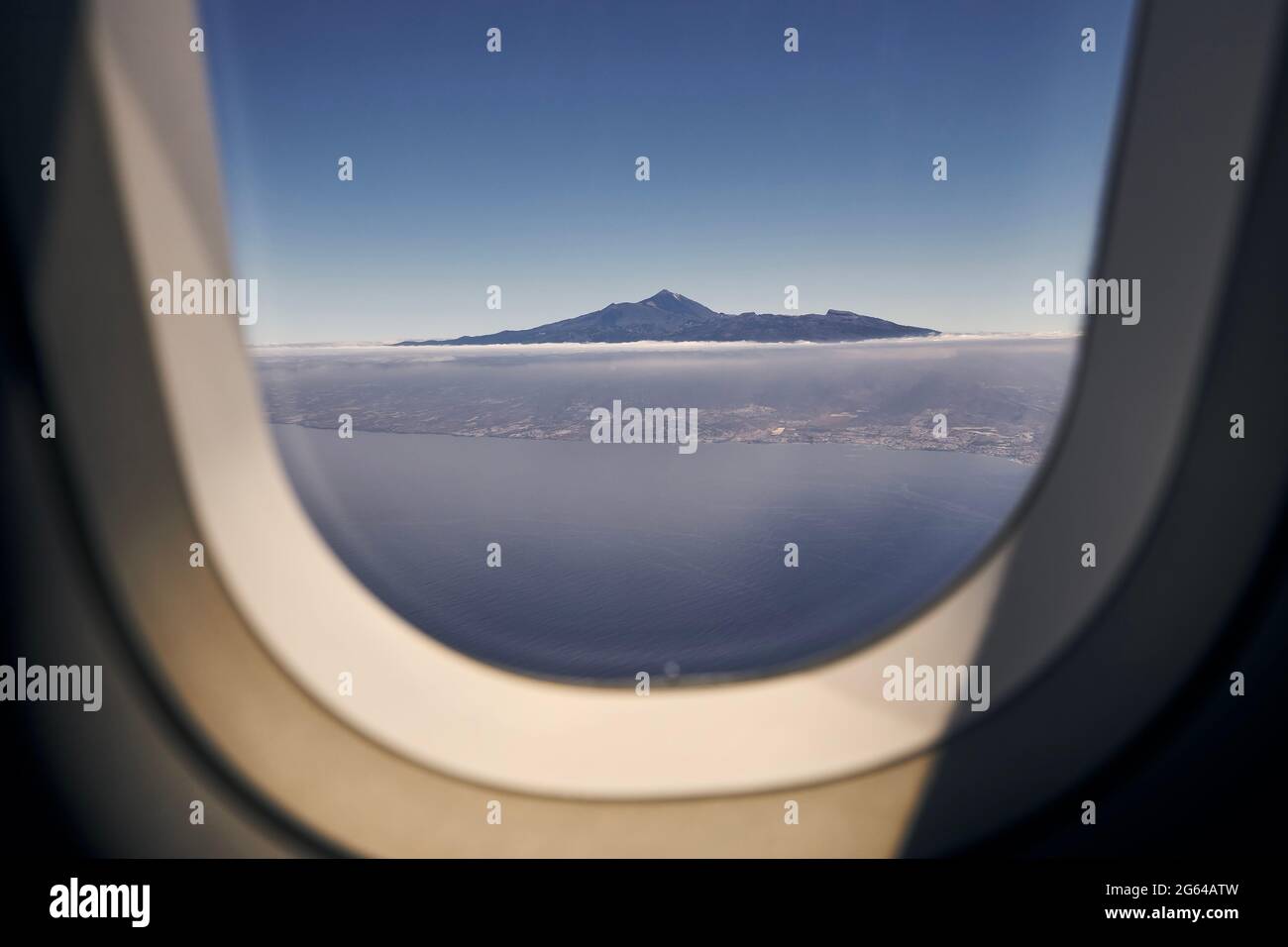 Luftaufnahme vom Flugzeugfenster. Vulkan Teide auf Teneriffa an sonnigen Tagen. Kanarische Inseln, Spanien. Stockfoto