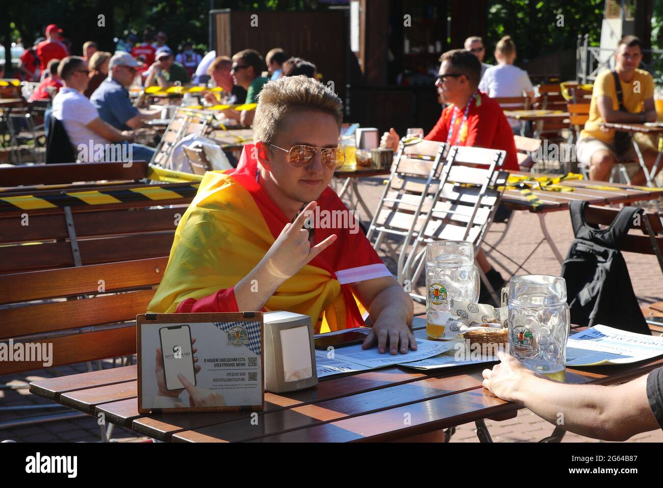 Sankt Petersburg, Russland. Juli 2021. Fans der Schweizer Nationalmannschaft werden in der Gazprom Arena vor dem Fußball-europameisterschaftsmarsch der EURO 2020 zwischen der Schweiz und Spanien gesehen. Kredit: SOPA Images Limited/Alamy Live Nachrichten Stockfoto