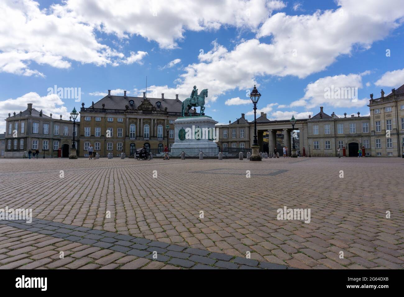 Kopenhagen, Dänemark - 13. Juni 2021: Blick auf die Reiterstatue Frederiks V. und das Schloss Amalienborg in Kopenhagen Stockfoto