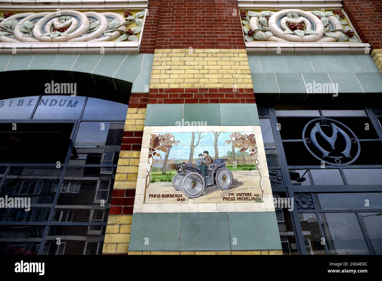 London, England, Großbritannien. Michelin House, 81 Fulham Road. (1911) Exterieur Detail: Tafel aus Keramikfliesen (nach einem Entwurf von Ernest Montaut) mit den Tannen Stockfoto