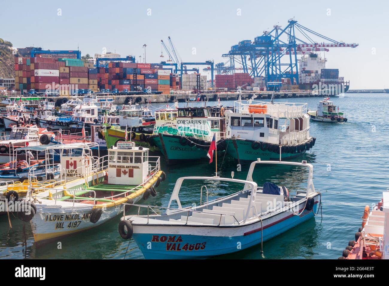 VALPARAISO, CHILE - 29. MÄRZ 2015: Boote und Kraniche in einem Hafen von Valparaiso, Chile Stockfoto