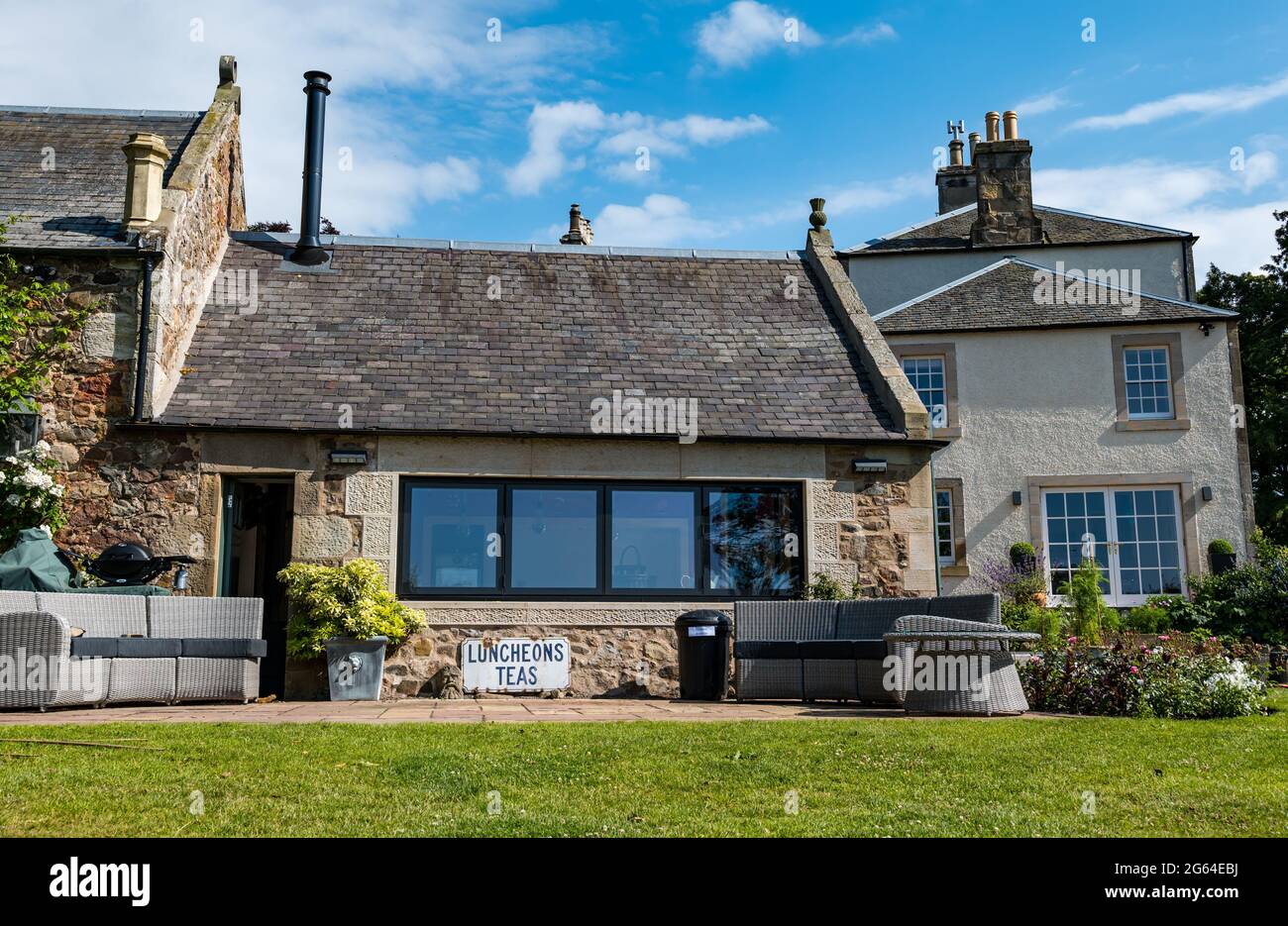 East Lothian, Schottland, Großbritannien, 2. Juli 2021. Scotland's Garden Scheme neue Garteneröffnung: Shane Corstorphine, ehemaliger CFO von Skyscanner und ein begeisterter Gärtner, hat 4 Jahre damit verbracht, die Gärten von Camptoun House zum ersten Mal für die Eröffnung vorzubereiten, um Geld für wohltätige Zwecke zu sammeln.Foto: Camptoun House, ein georgisches Landhaus, und ein umgebauter Stallblock Stockfoto