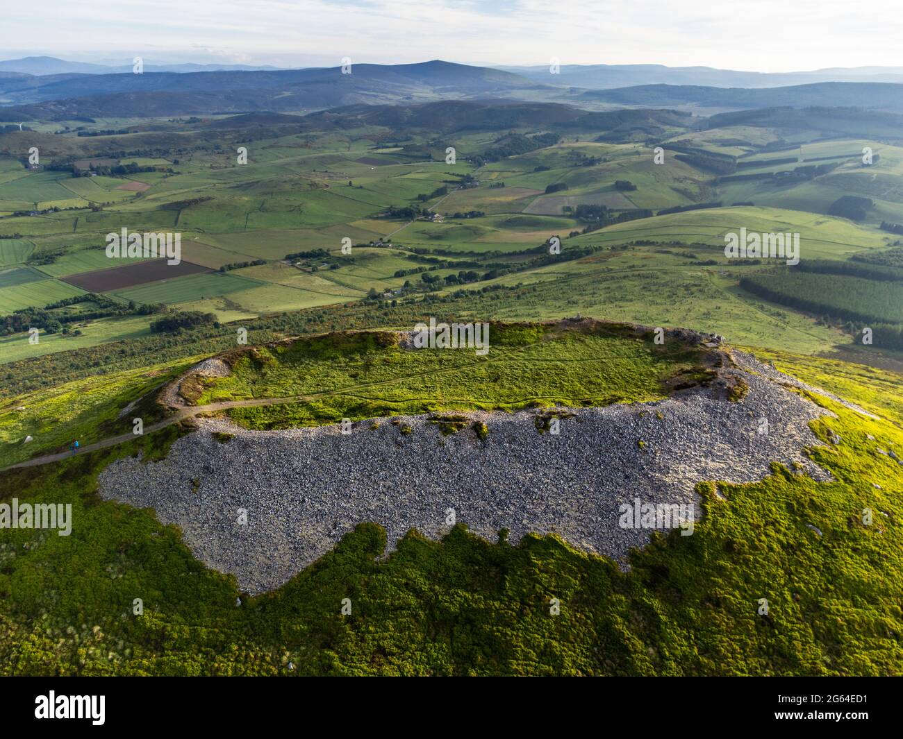 Die Überreste des alten Pictish Hill Fort Tap O Noth in der Nähe von Rhynie, Aberdeenshire, Schottland. Berühmt für seine verglasten Steinmauern Stockfoto
