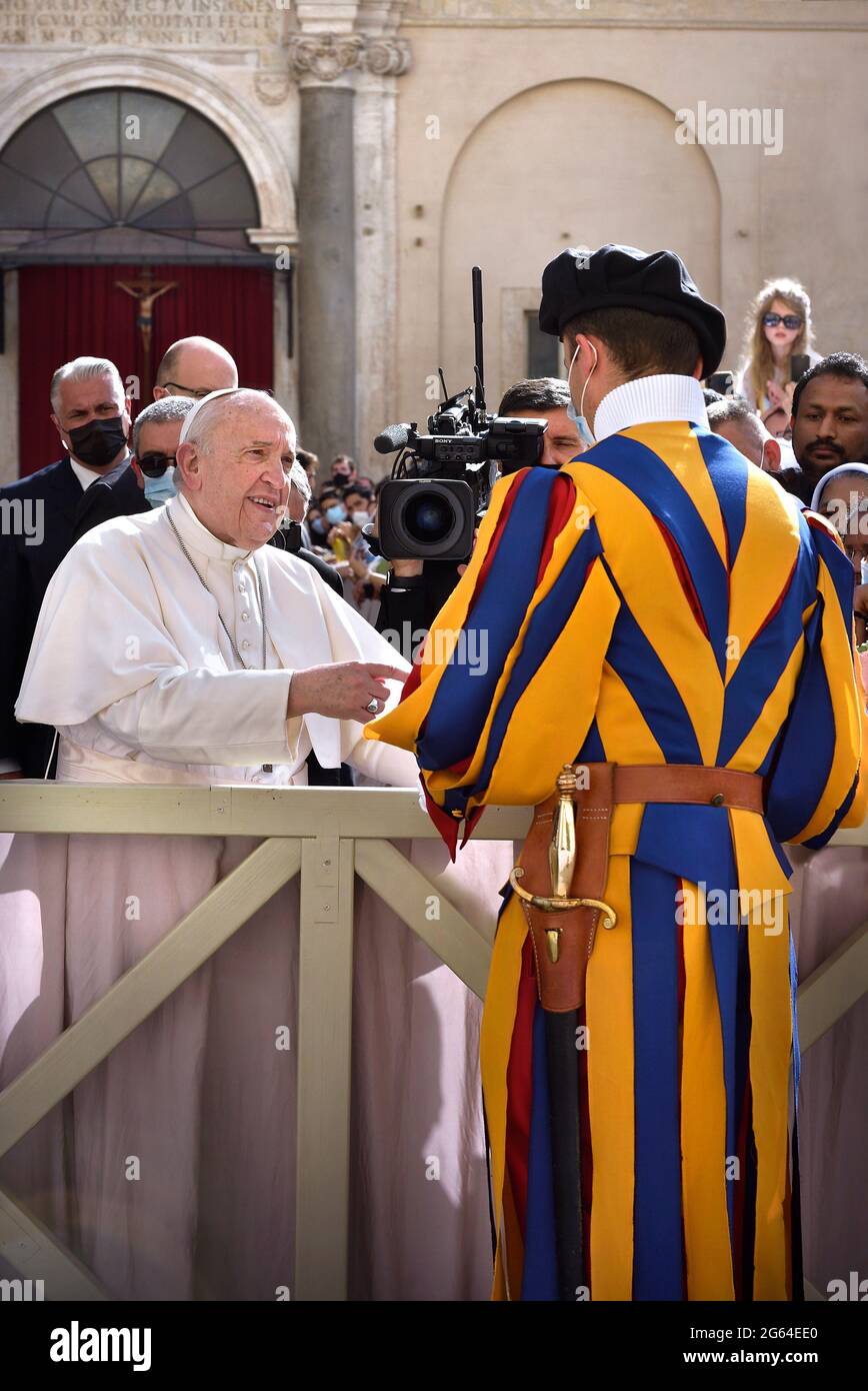 Während der Mittwochstaudienz von Papst Franziskus für die Gläubigen erlebte ich eine merkwürdige und angenehme Episode: Der Papst, nachdem er die Gläubigen im Hauptgang des Hofes von San Damaso begrüßt hatte, befand sich vor der Straße, die mit Barrieren verschlossen war, Während ihn die Gläubigen auf der anderen Seite riefen, um ihn näher zu bringen, da der Papst nicht näher kommen konnte, bat er die Schweizer Wache, die dort war, zuzusehen, dass sie vorbeikommen konnte. Aber unmittelbar danach erklärten sowohl die Wache als auch die Gendarmen dem Papst die Gründe für die Schließung, die von Sicherheit sind, um den Papst von der Approachi zu verhindern Stockfoto