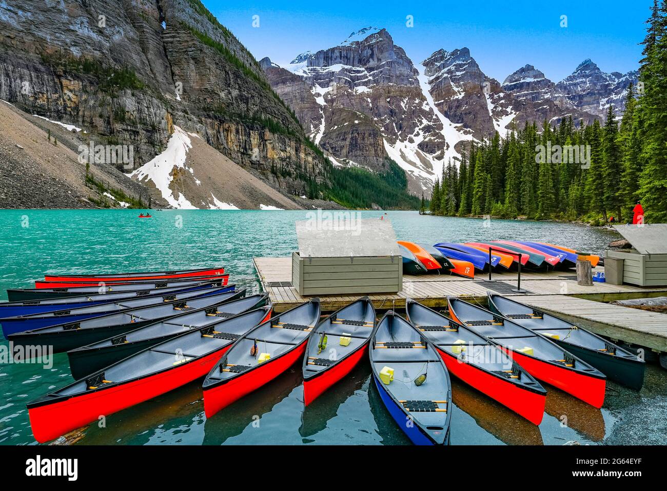 Kanus, Moraine Lake, Banff Nationalpark, Alberta, Kanada Stockfoto