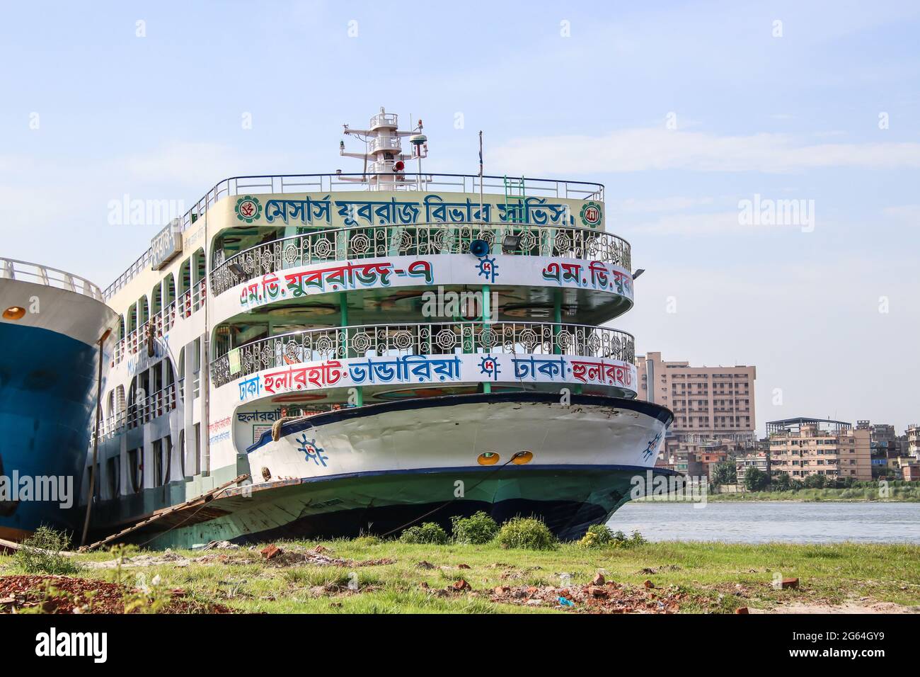 Eine Fähre vor Anker am Ufer des Flusses Buriganga. Die Fähre ist ein sehr wichtiges Kommunikationsmittel mit dem südlichen Teil von Bangladesch Stockfoto