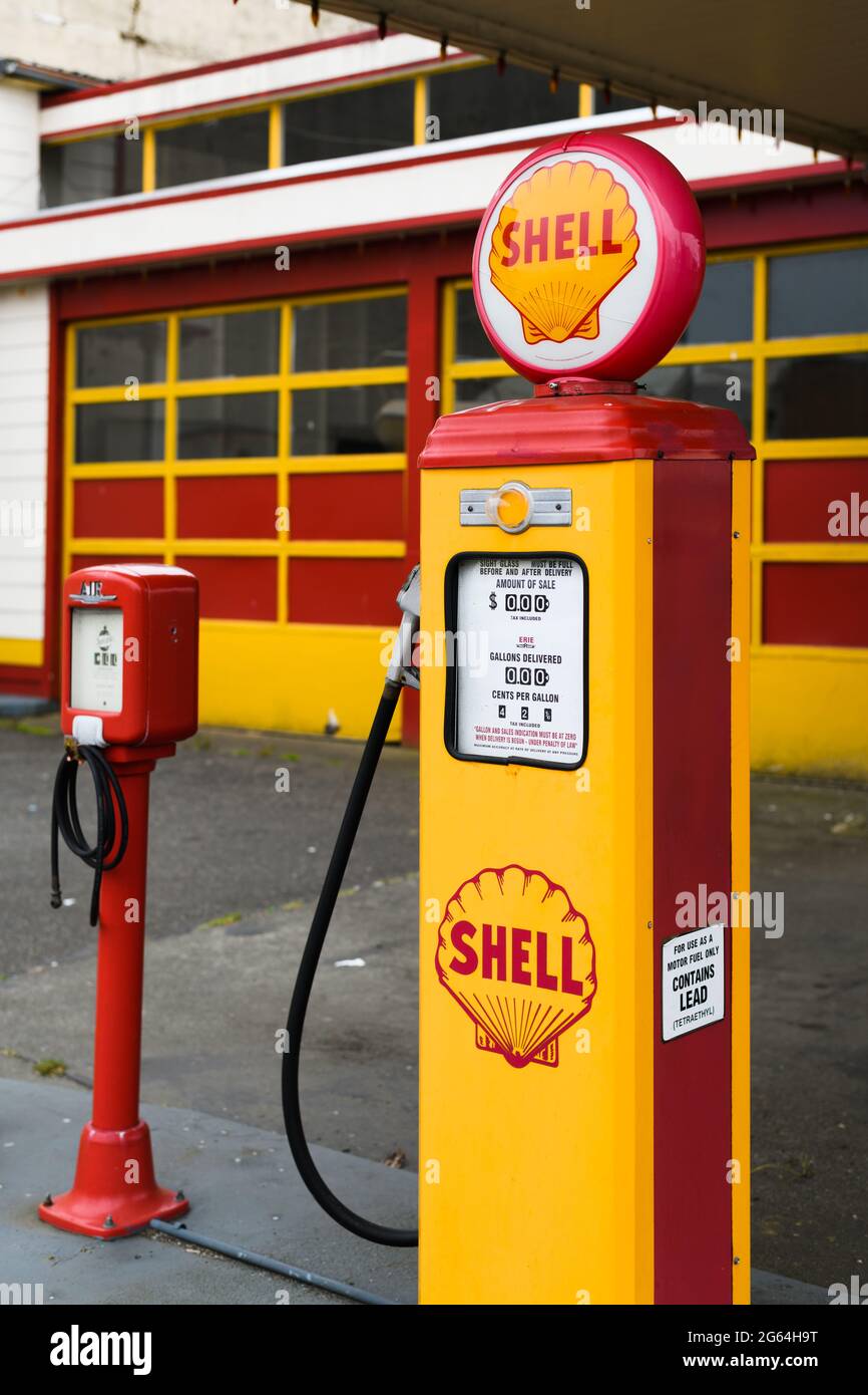 Aberdeen, WA, USA - 24. Juni 2021; EINE restaurierte Gas- und Luftpumpe in traditionellem Shell-Gelb und Rot bei Scoops Ice Cream and Coffee in Aberdeen Stockfoto