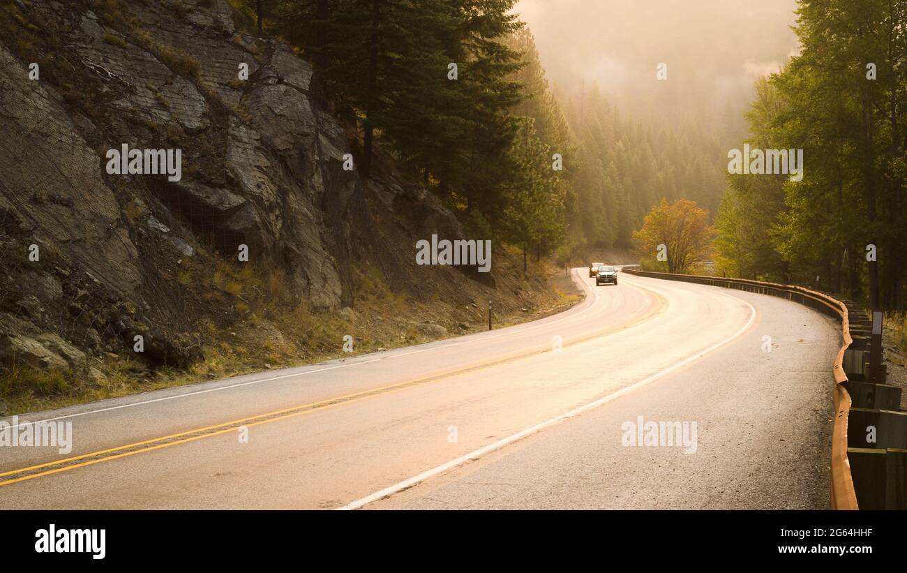 Leavenworth, WA, USA - 01. Oktober 2020; Autos fahren durch den Tumwater Canyon in den Washington Cascade Mountains. Die Luft ist voller Rauch Stockfoto