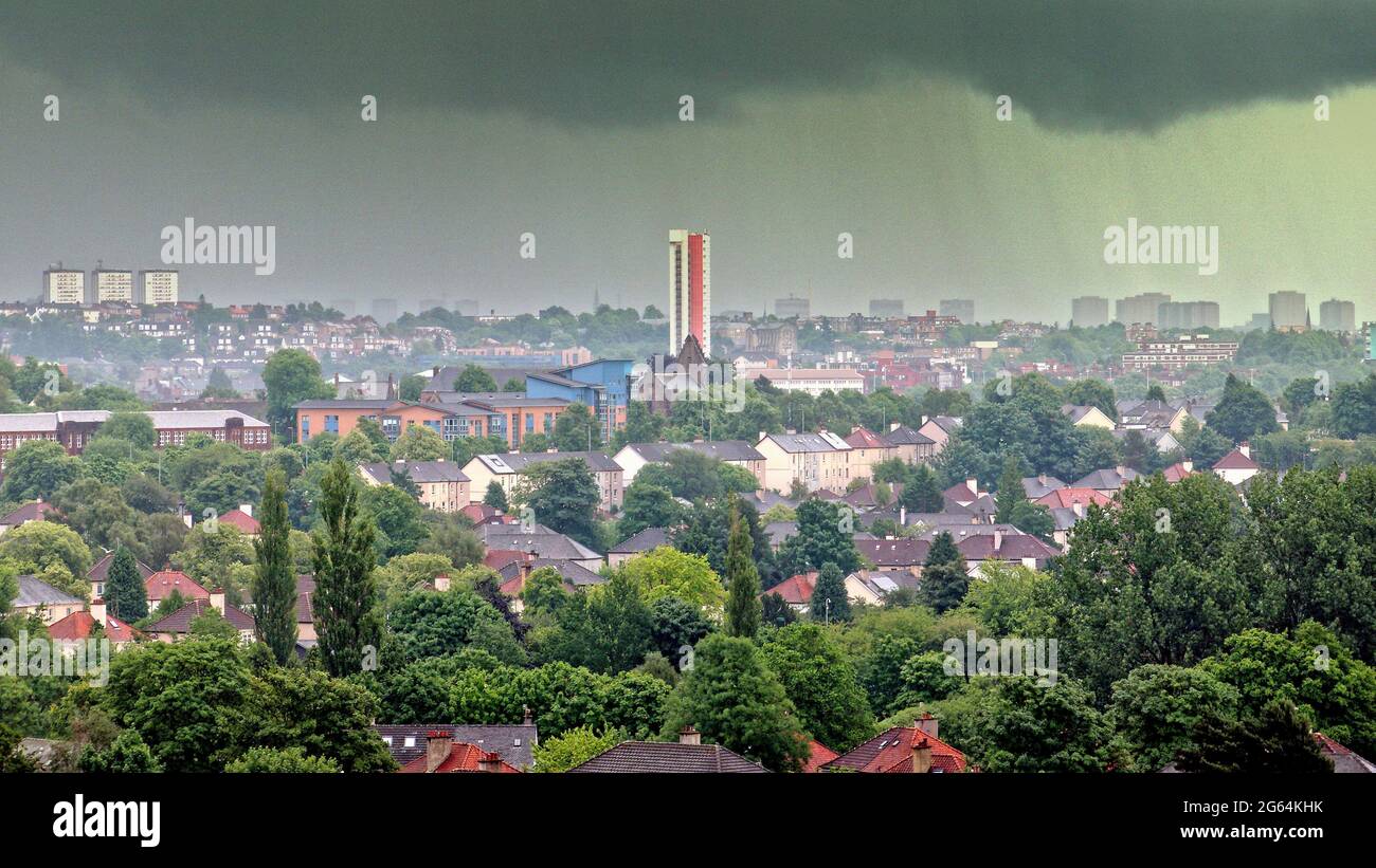 Glasgow, Schottland, Großbritannien, 2. Juli 2021. Wetter in Großbritannien: Sintflutartige Regenfälle und Stürme sahen dunkle Wolken über dem höchsten denkmalgeschützten Gebäude Schottlands, dem Anniesland Court Tower, da es einen dramatischen Wettereinbruch gibt. Quelle: Gerard Ferry/Alamy Live News Stockfoto
