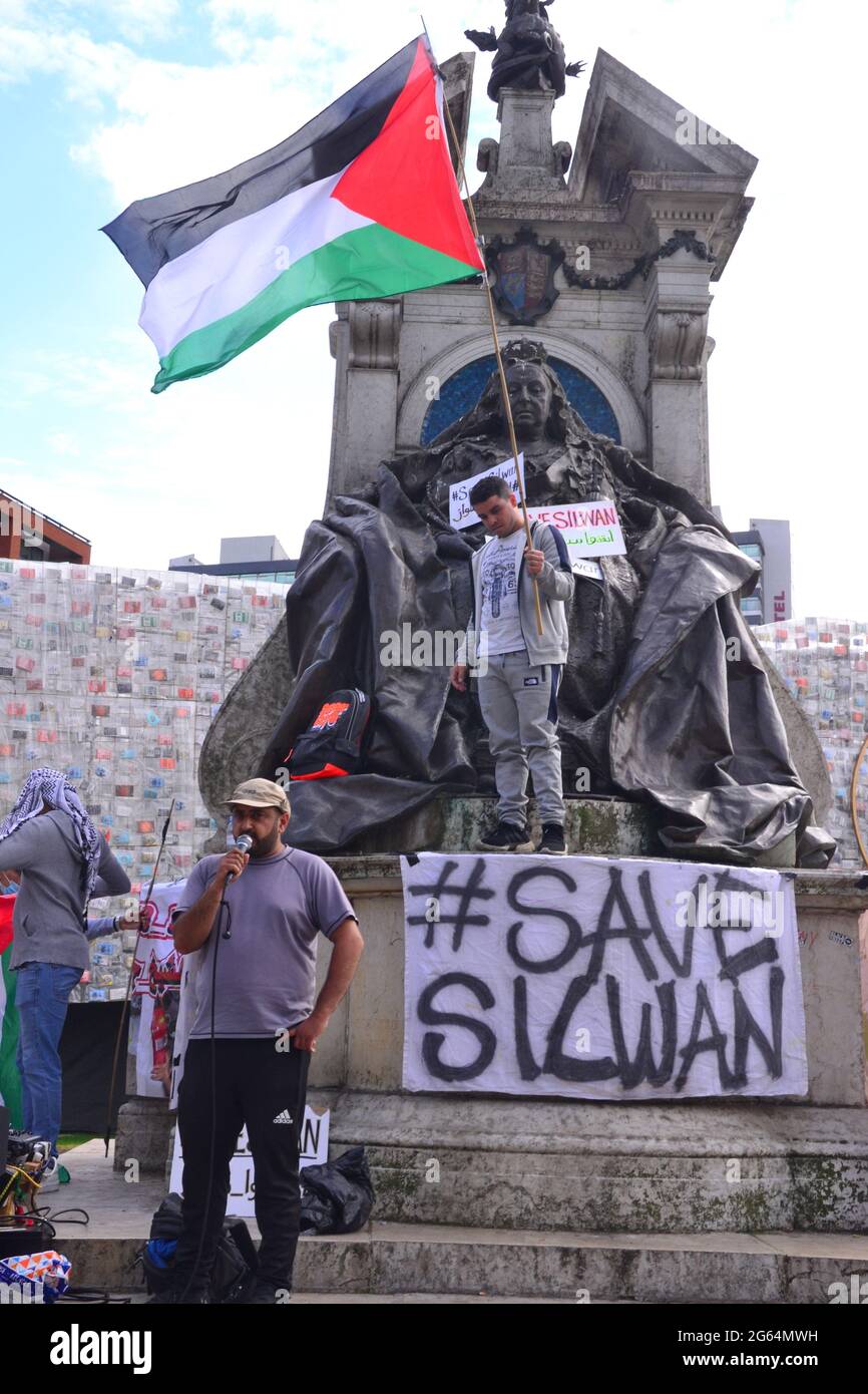 Eine kleine Demonstration, bei der am 2. Juli in Piccadilly Gardens, Manchester, England, Großbritannien, ein Ende der israelischen Besetzung Palästinas gefordert wurde; 2021. Schilder beziehen sich auf das Stadtviertel Silwan in Ostjerusalem, in dem es in letzter Zeit zu Zusammenstößen gekommen ist. Stockfoto