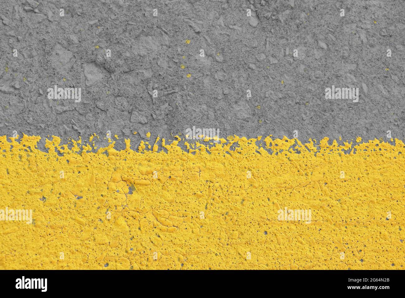 Alte gelb lackierte graue Putzbetonwand mit Wetterflecken, Runs und Defekten Stockfoto