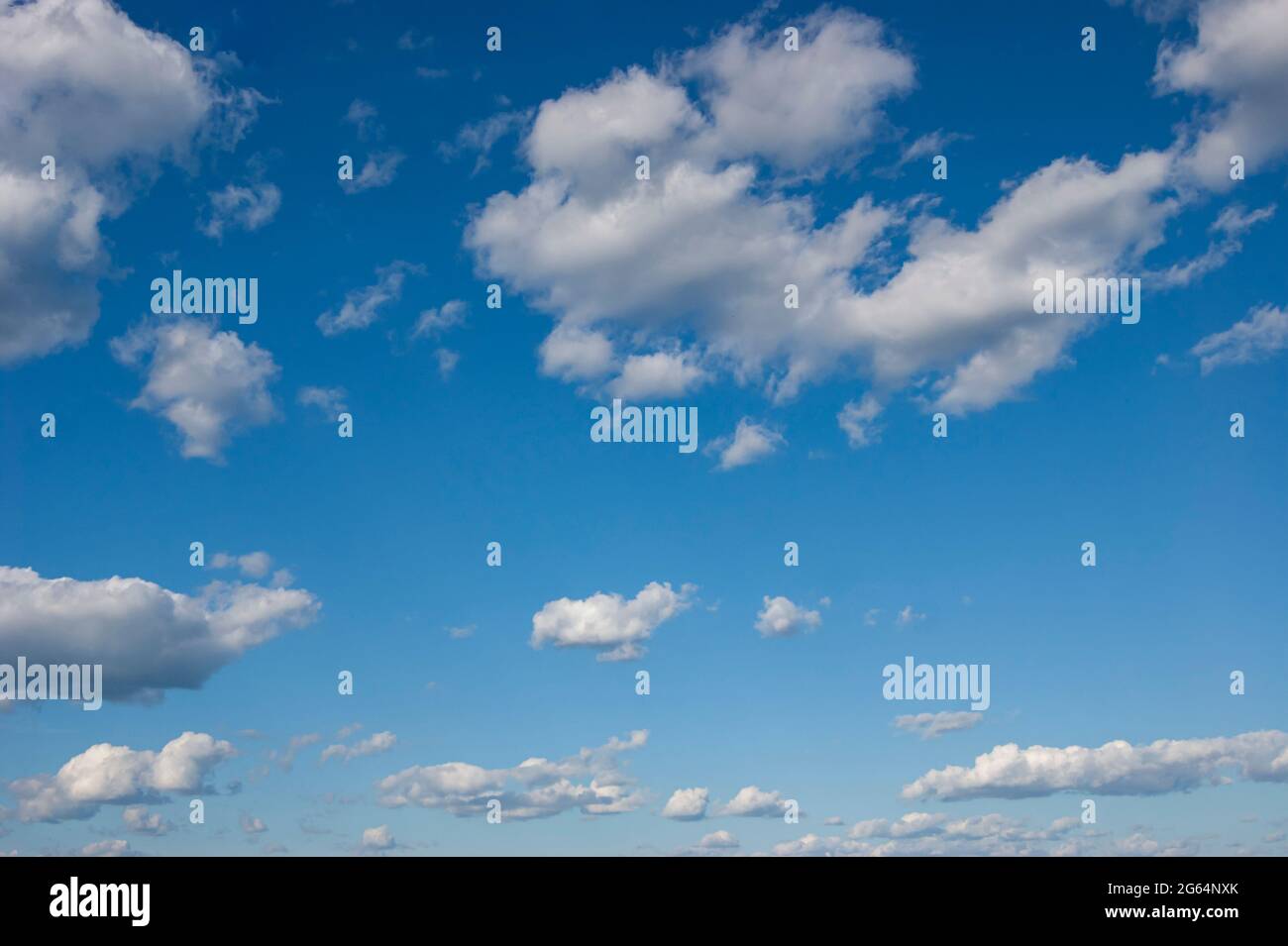 Blauer Himmel mit vielen dicken Wolken. Himmel Hintergrund. Wolkiges Wetter. Stockfoto