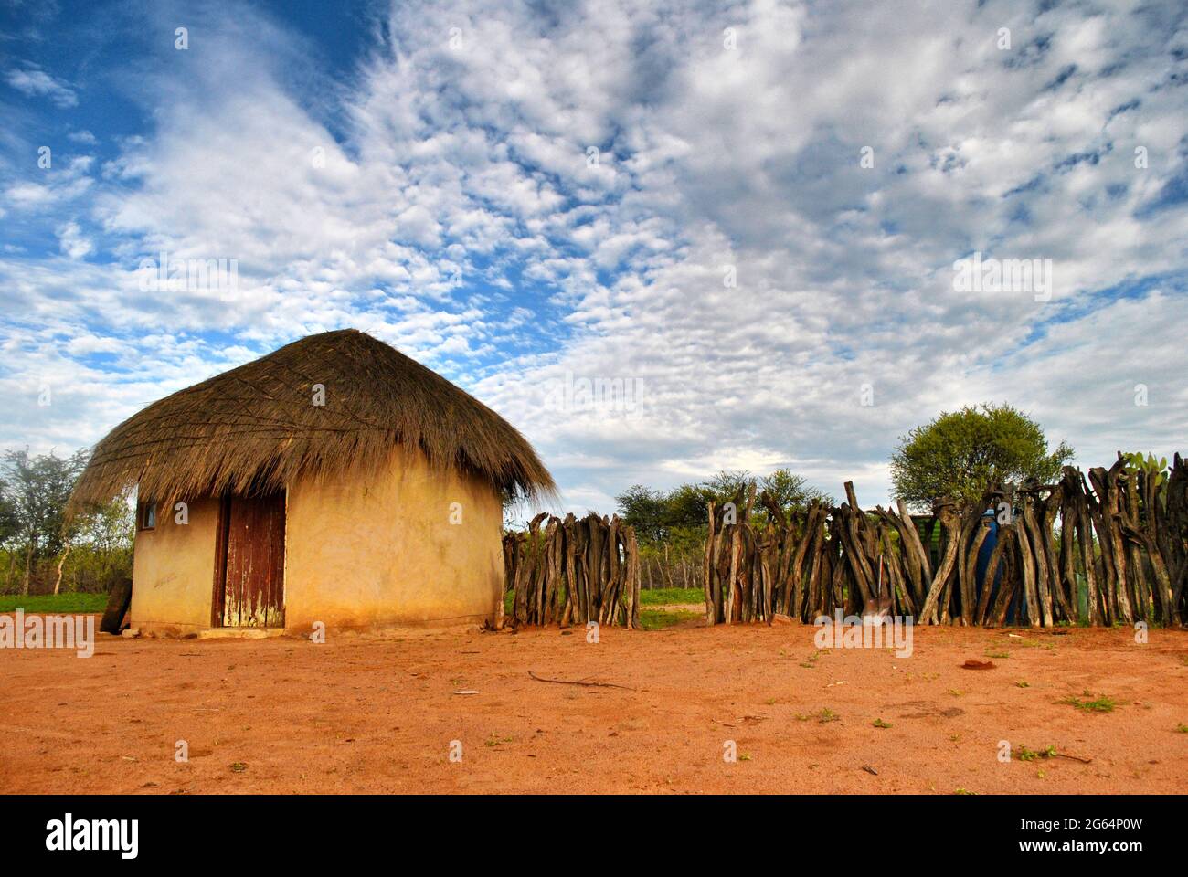 Ein Haus aus Schlamm. Lentsweletau ist ein Dorf im Distrikt Kweneng in Botswana. Es liegt 60 km nördlich von Gaborone. Die Bevölkerung war 4,916 in der Volkszählung von 2011. Ein großer Prozentsatz der Bevölkerung stammt aus dem Bakwena-Stamm, und seine Hauptstadt heißt Molepolole, ebenfalls im Kweneng-Bezirk. Botswana. Stockfoto