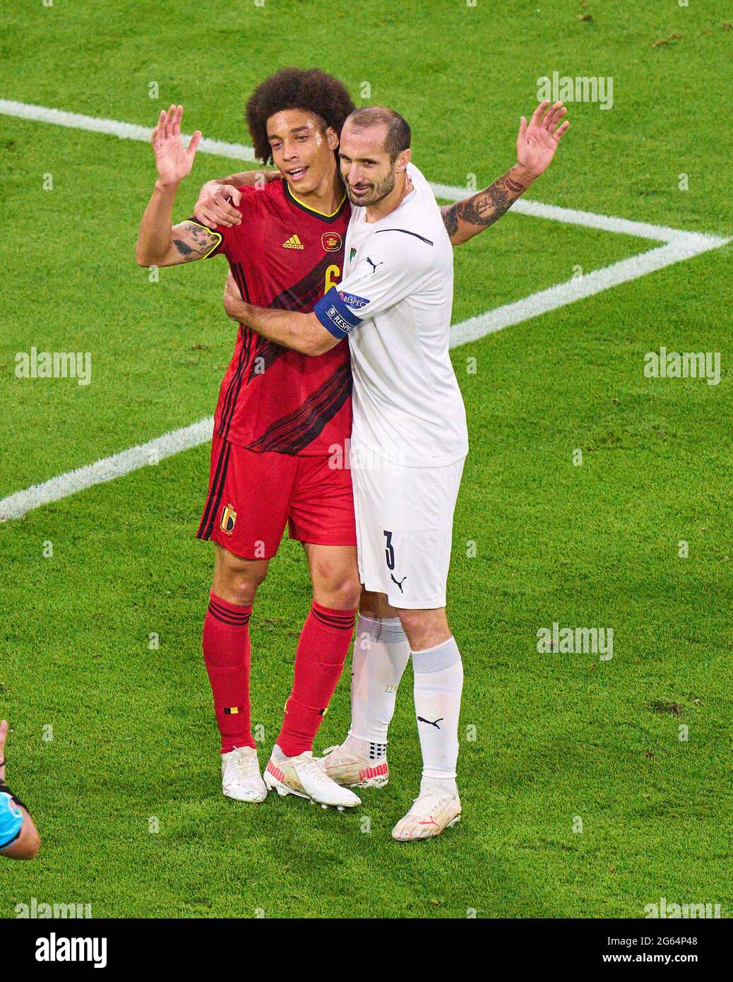 München, Deutschland. Juli 2021. Giorgio Chiellini, ITA 3 umarmt Axel WITSEL, Belgien Nr.6 im Viertelfinale Belgien - ITALIEN bei den Fußball-UEFA-Europameisterschaften 2020 in der Saison 2020/2021 am 02. Juli 2021 in München, Deutschland. Quelle: Peter Schatz/Alamy Live News Stockfoto