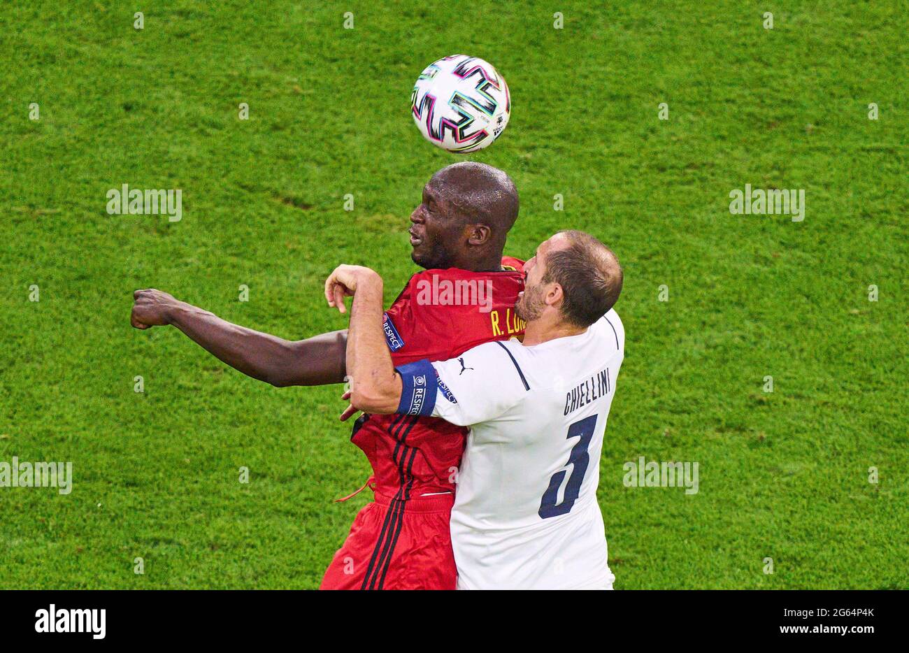 München, Deutschland. Juli 2021. Romelu Lukaku, Belgien Nr.9 Wettkampf um den Ball, Tackling, Duell, Header, zweikampf, Action, Kampf gegen Giorgio Chiellini, ITA 3 im Viertelfinale Belgien - ITALIEN bei der Fußball-UEFA-Europameisterschaft 2020 in der Saison 2020/2021 am 02. Juli 2021 in München, Deutschland. Quelle: Peter Schatz/Alamy Live News Stockfoto