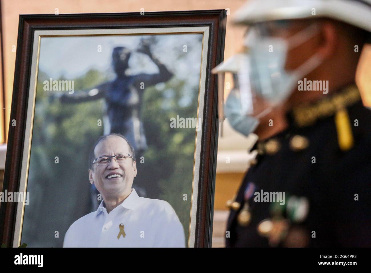 Militärische Ehrenwachen stehen neben dem Porträt des ehemaligen Präsidenten Benigno Aquino III während seiner Wachabfolge in der Ateneo-Kirche von Gesu in Quezon City, Metro Manila, Philippinen. Stockfoto