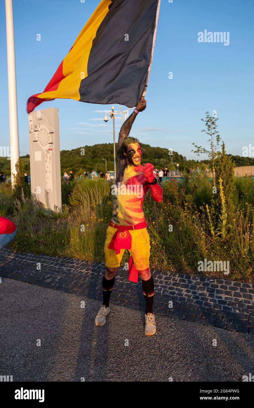 Zum Euro 2020 Spiel Italien gegen Belgien reisen die Fans der beiden Mannschaften am 2. Juli 2021 zur Allianz Arena in München an. Der Sieger wird sich für das Halbfinale qualifizieren. * Fans vor dem Euro 2020-Spiel zwischen Italien und Belgien in der Allianz Alrena in München am 2. Juli 2021. (Foto: Alexander Pohl/Sipa USA) Quelle: SIPA USA/Alamy Live News Stockfoto