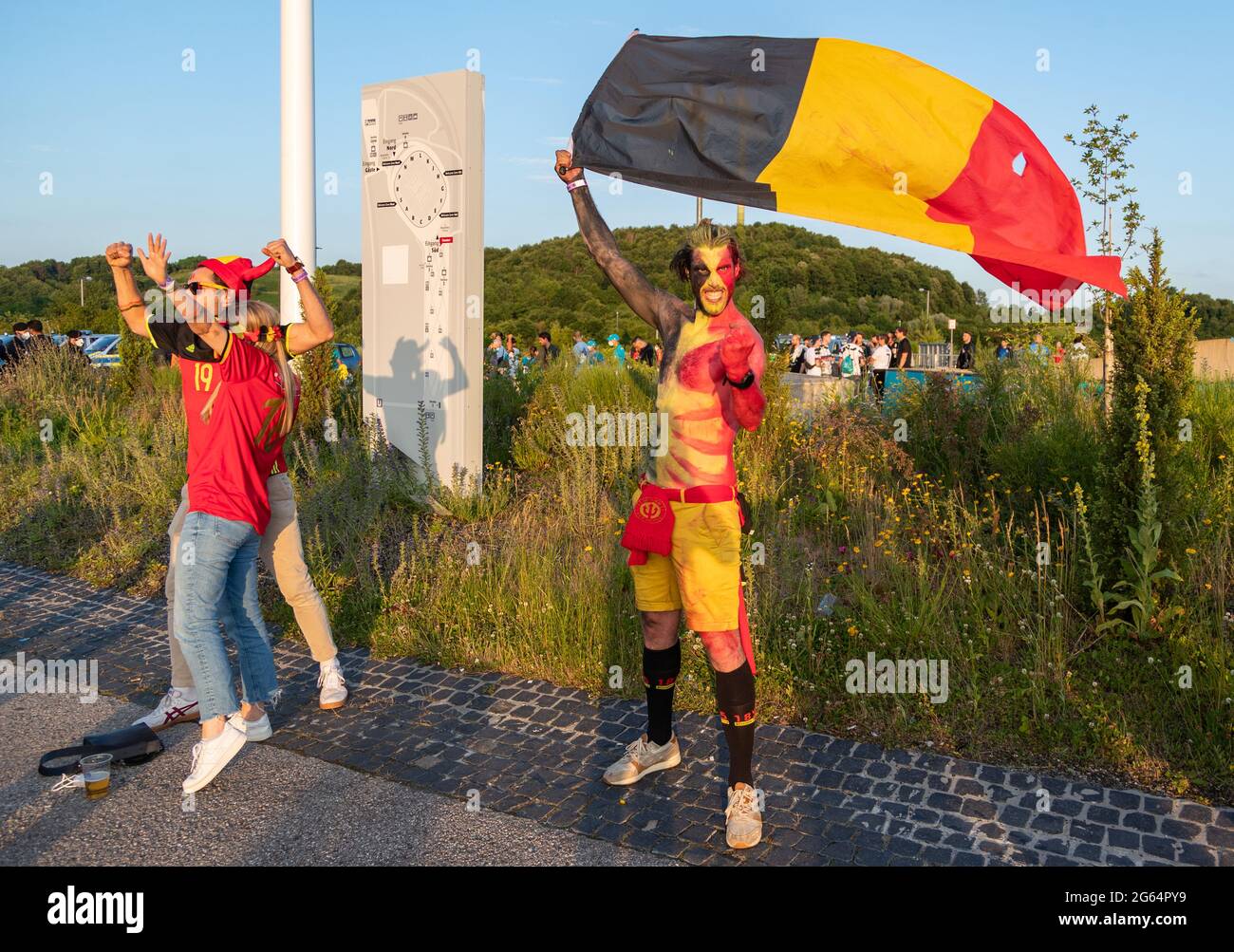 Zum Euro 2020 Spiel Italien gegen Belgien reisen die Fans der beiden Mannschaften am 2. Juli 2021 zur Allianz Arena in München an. Der Sieger wird sich für das Halbfinale qualifizieren. * Fans vor dem Euro 2020-Spiel zwischen Italien und Belgien in der Allianz Alrena in München am 2. Juli 2021. (Foto: Alexander Pohl/Sipa USA) Quelle: SIPA USA/Alamy Live News Stockfoto