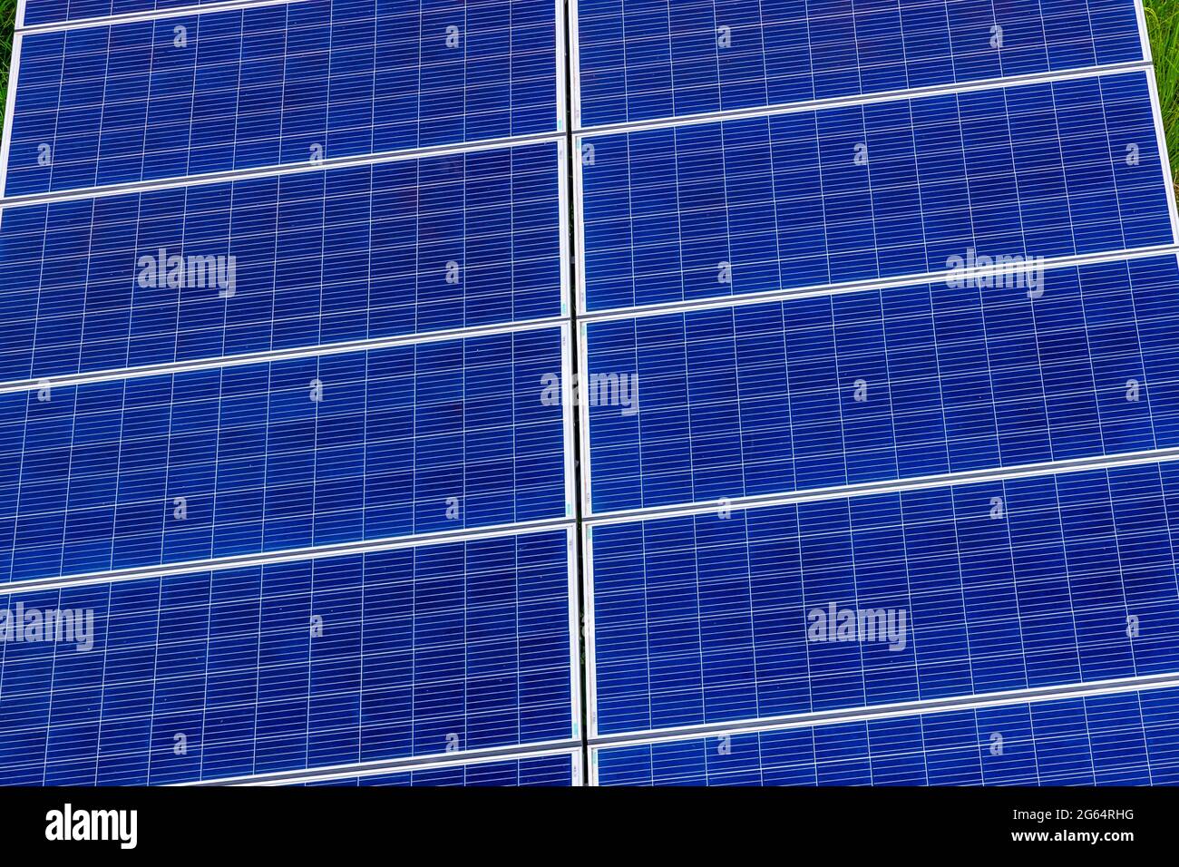 Die extreme Nahaufnahme der Zellen der Photovoltaik-Paneele alias der Solarpaneele. Grüne und saubere Energie. Stockfoto