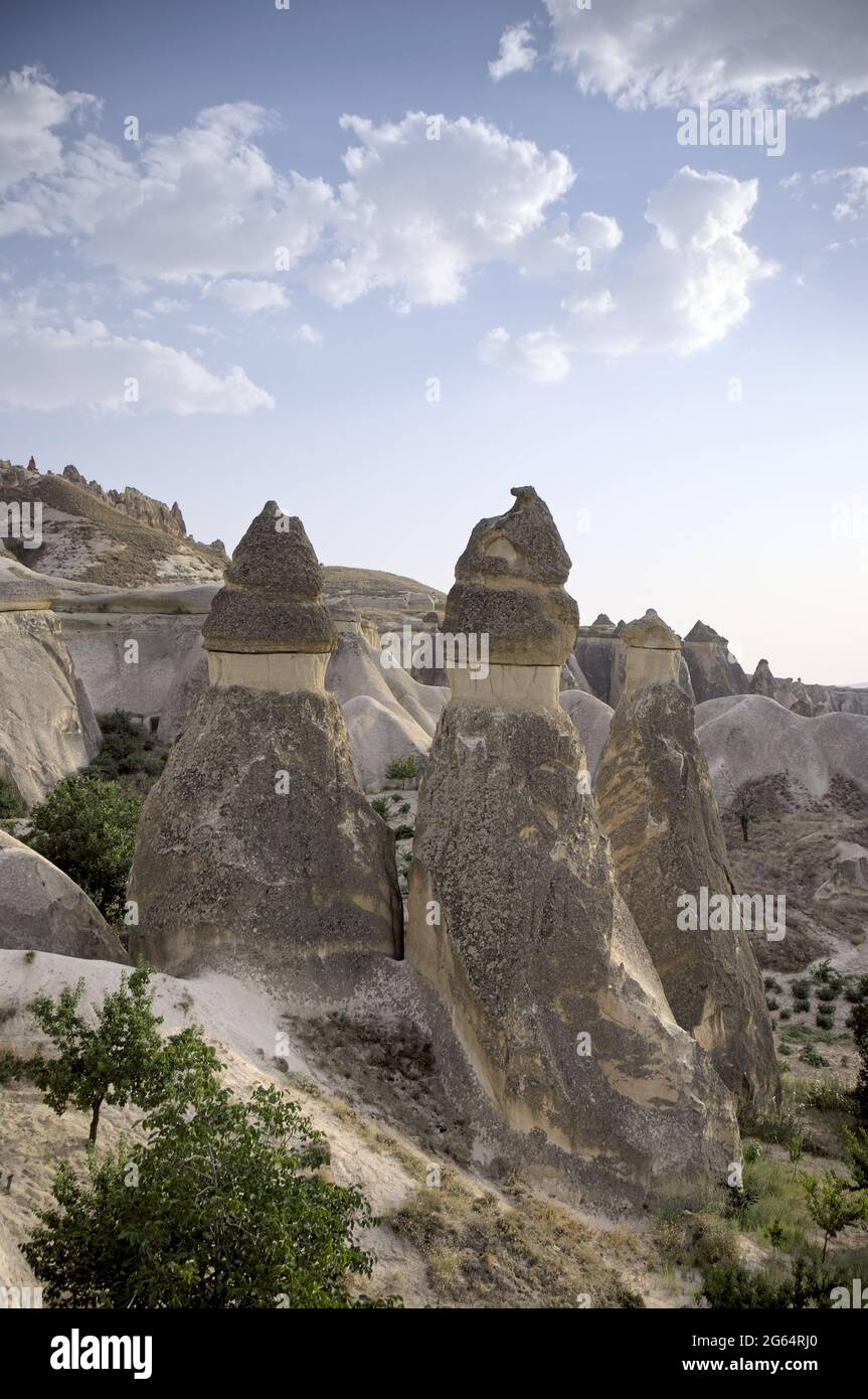 Wahrzeichen der Natur in der Türkei die Feenkamine sind vulkanische Felsformationen in Kappadokien bei Zelve Stockfoto