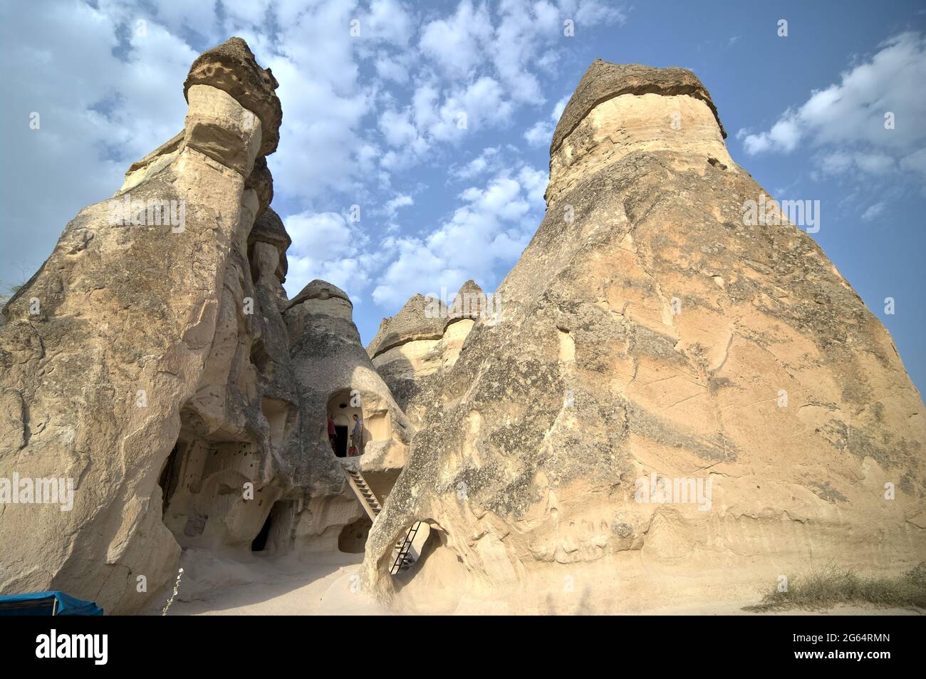 Wahrzeichen der Natur in der Türkei Feenschornsteine mit felsigen Höhlenhäusern in der Nähe von Zelve Stockfoto
