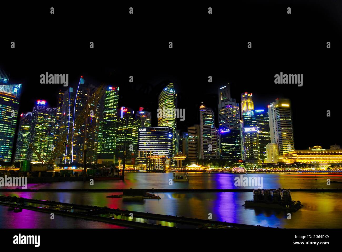 Die Skyline von Singapur bei Nacht Stockfoto