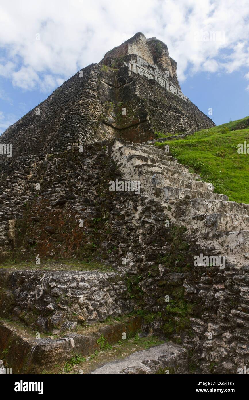 Verwitterte steinerne Stufen führen zum Xunantunichs "El Castillo". Stockfoto