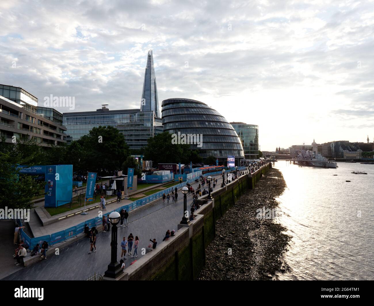 London, Greater London, England - 26 2021. Juni: Das UEFA Festival London für die Euro 2020 findet am Südufer der Themse neben dem Rathaus statt. Stockfoto