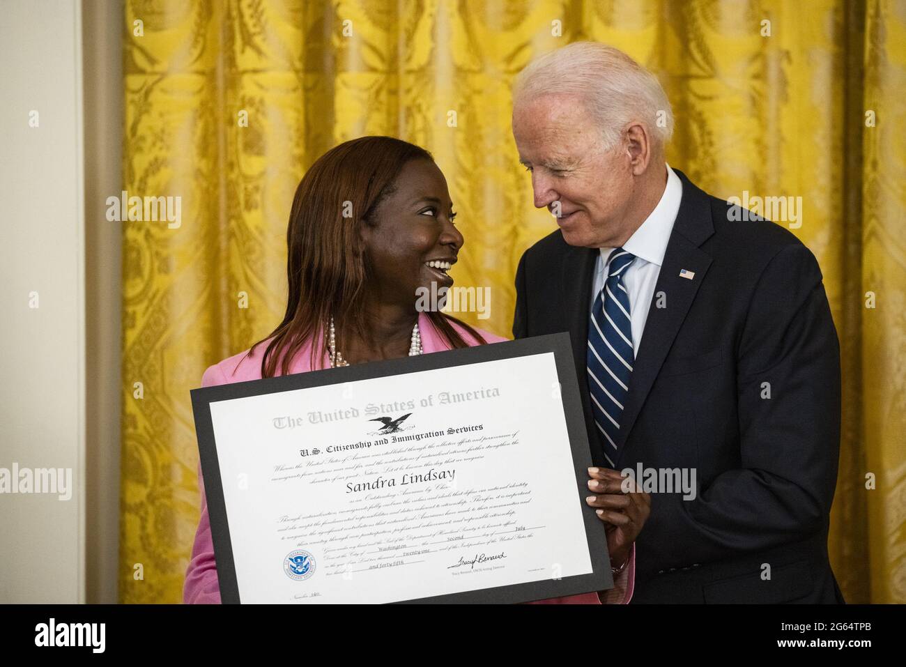 Washington, Usa. Juli 2021. US-Präsident Joe Biden präsentiert Sandra Lindsay, eine eingebürgerte amerikanische Staatsbürgerin und die Krankenschwester, die als erste den COVID-19-Impfstoff außerhalb der Studien erhielt, Mit dem „Outstanding American by Choice Award“ der US-Bürger- und Einwanderungsbehörde während einer Einbürgerungszeremonie im East Room des Weißen Hauses in Washington, DC, USA, am Freitag, den 2. Juli, 2021. Die Zeremonie soll die Bürger in den Vereinigten Staaten vor dem Unabhängigkeitstag willkommen heißen. Foto von Samuel Corum/UPI Credit: UPI/Alamy Live News Stockfoto