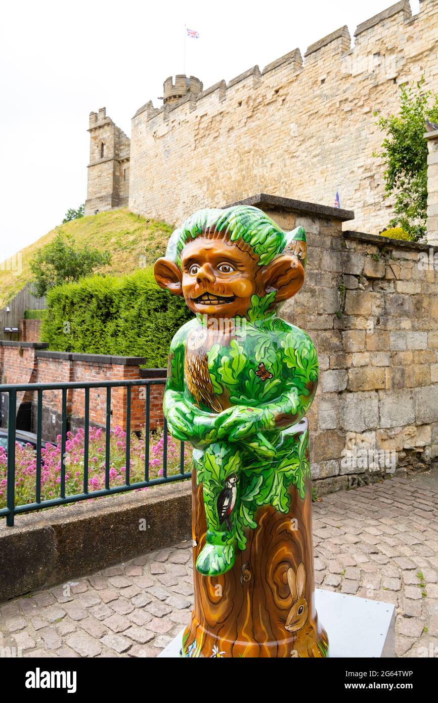 Woodland Imp von und gesponsert von Branston Ltd. Lincoln Imp Trail 2021. Dekorierte Imps rund um Lincoln City. 2. Juli 2021. Lincolnshire, England. Stockfoto