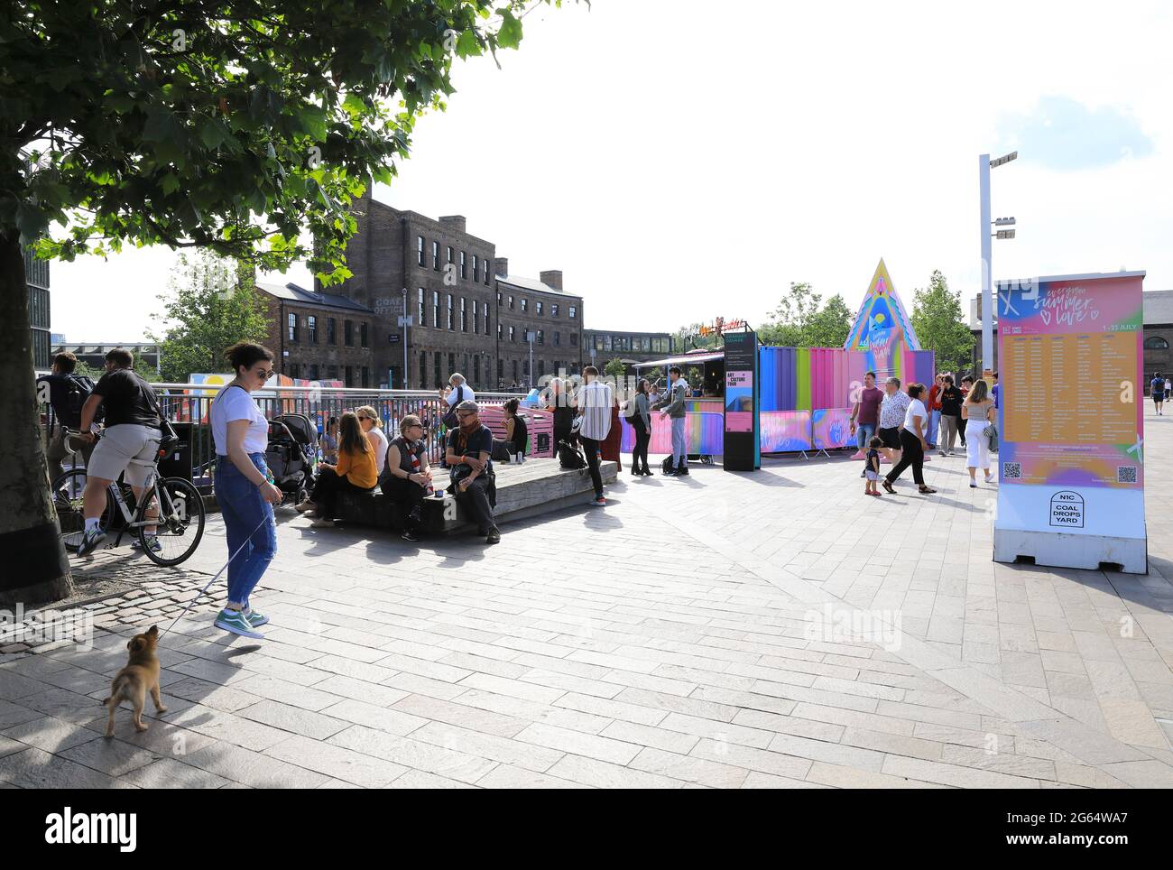 Everyman Summer Love, das kostenlose Open-Air-Filmfestival, auf den Stufen des Granary Square am Kings Cross im Norden von London, Großbritannien Stockfoto