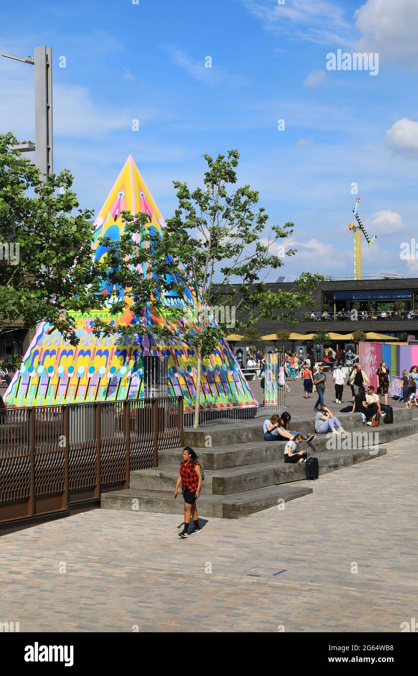 Proud Little Pyramid neben Everyman Summer Love, dem kostenlosen Open-Air-Filmfestival, auf den Stufen des Granary Square am Kings Cross im Norden Londons, Großbritannien Stockfoto