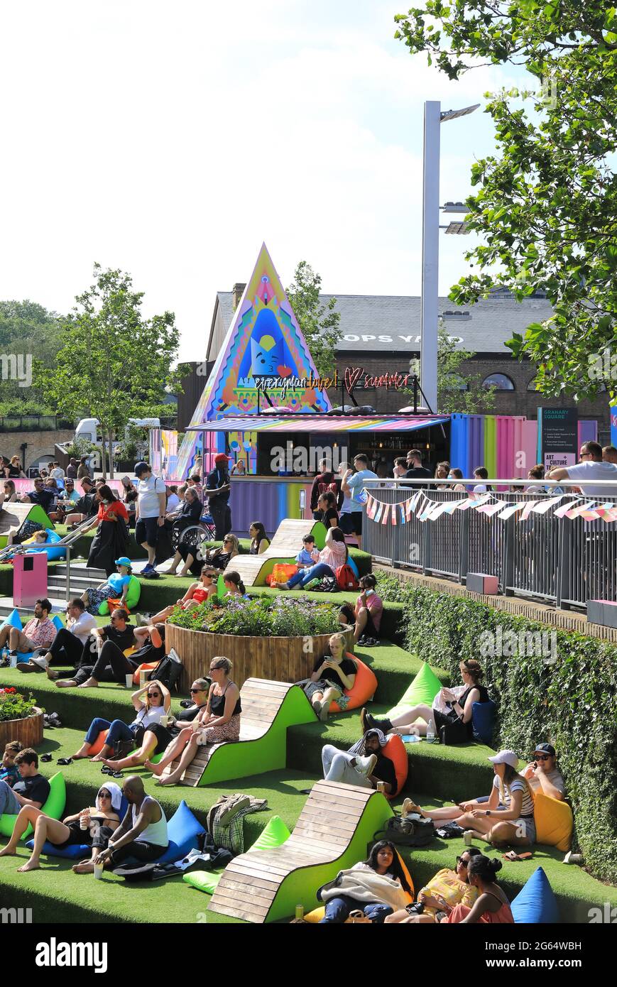 Everyman Summer Love, das kostenlose Open-Air-Filmfestival, auf den Stufen des Granary Square am Kings Cross im Norden von London, Großbritannien Stockfoto