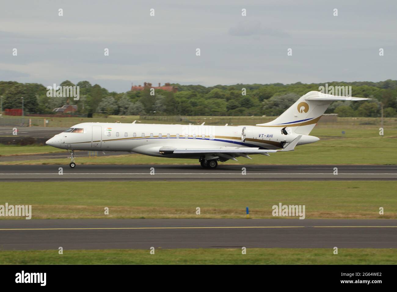 VT-AHI, ein Bombardier BD-700-1A10 Global 6000 in Privatbesitz, am Prestwick International Airport in Ayrshire, Schottland. Stockfoto