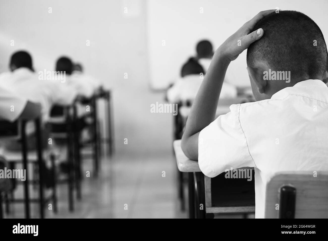 Schüler schreiben und lesen Prüfung Antwortbögen Übungen im Klassenzimmer der Schule mit Stress.Black and White Stil Stockfoto