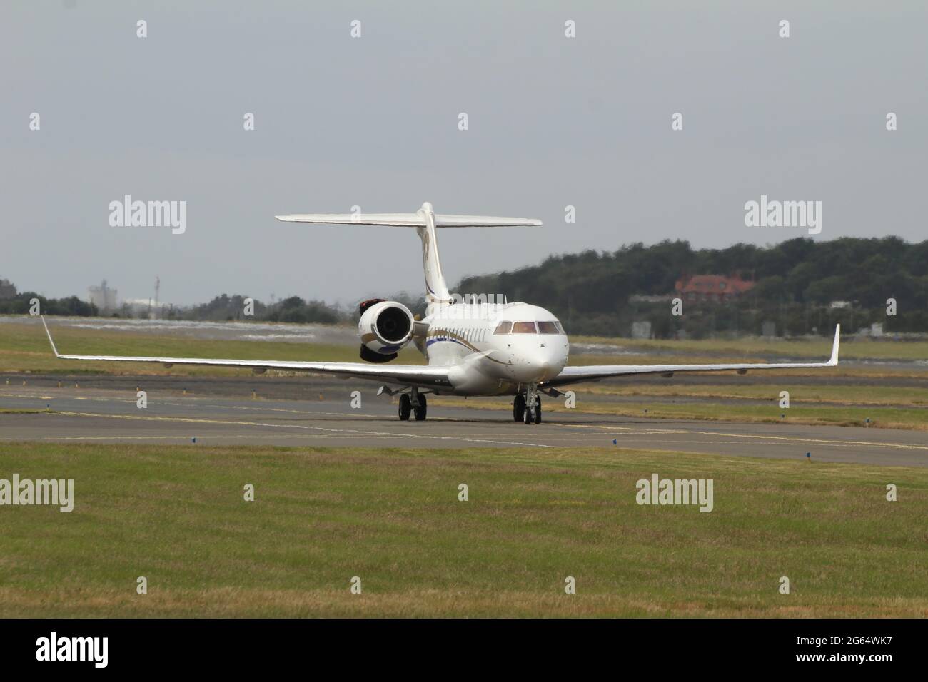 VT-AHI, ein Bombardier BD-700-1A10 Global 6000 in Privatbesitz, am Prestwick International Airport in Ayrshire, Schottland. Stockfoto