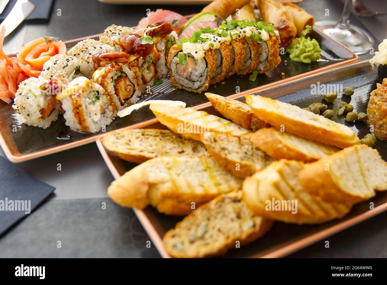 Sushi-Set mit gebratenem Baguette. Sushi-Essen im Sushi-Restaurant Stockfoto