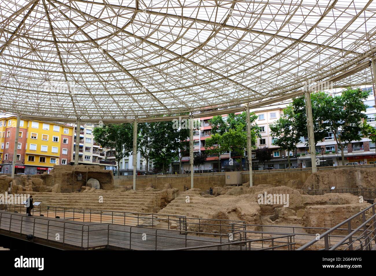 Römisches Theater aus dem 1st. Jahrhundert n. Chr., 1973 ausgegraben und heute mit einem Dach und einem Teil des Cesaraugusta Theatre Museum Zaragoza Aragon Spanien geschützt Stockfoto