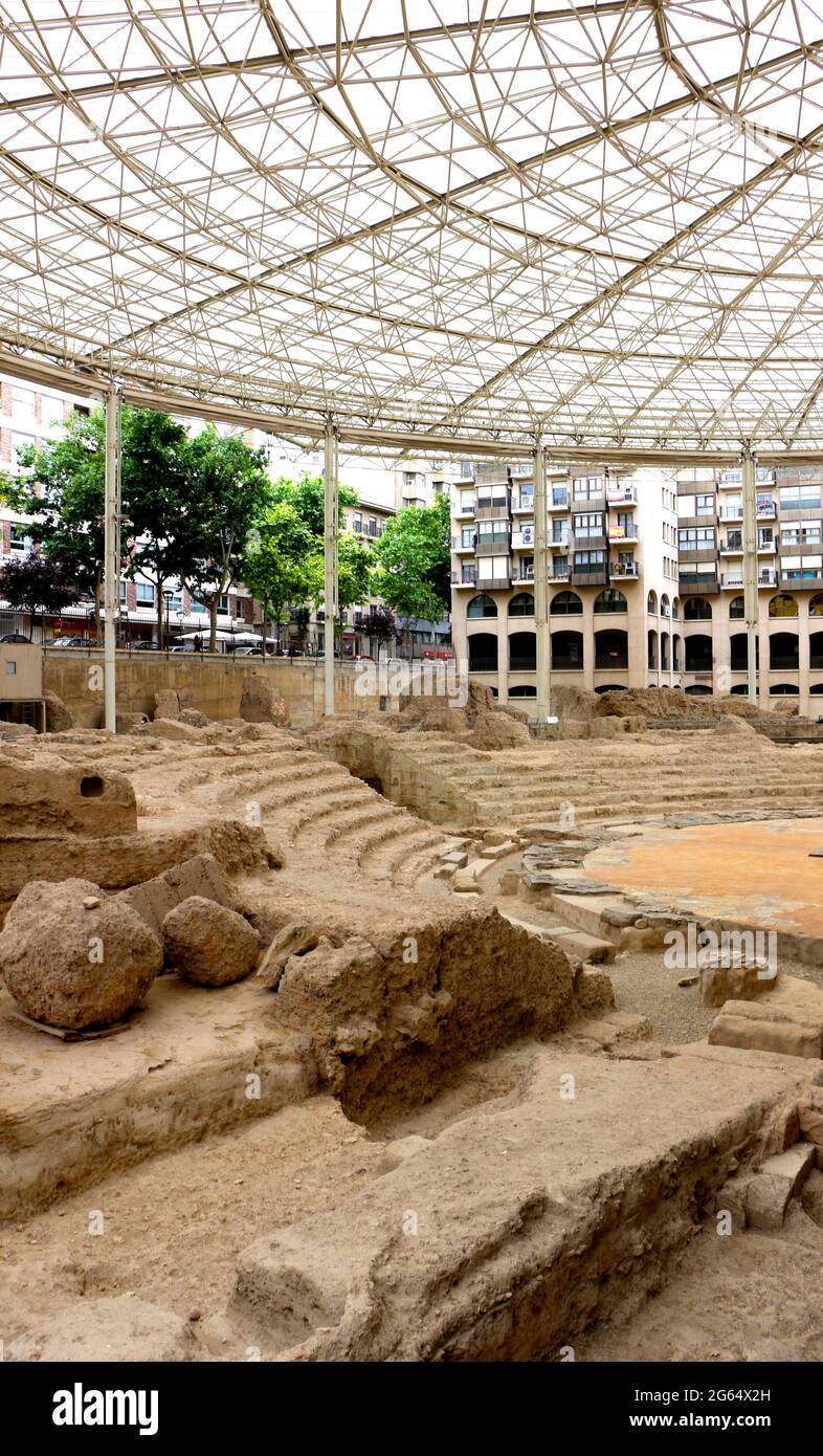 Römisches Theater aus dem 1st. Jahrhundert n. Chr., 1973 ausgegraben und heute mit einem Dach und einem Teil des Cesaraugusta Theatre Museum Zaragoza Aragon Spanien geschützt Stockfoto