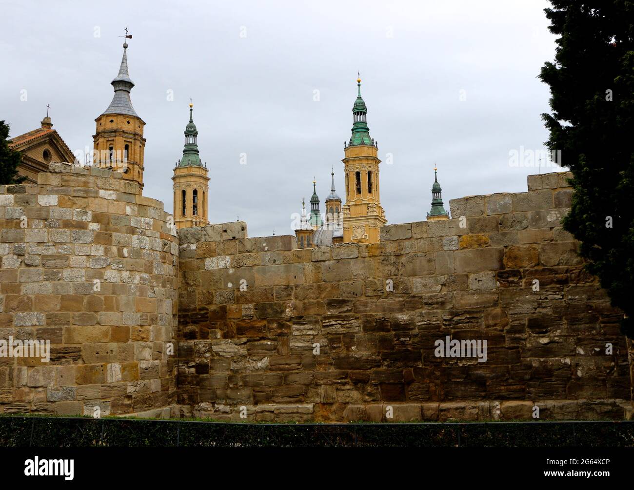 Turmspitzen der Kathedrale-Basilika unserer Lieben Frau von der Säule von hinter der ruinierten alten römischen Mauer gesehen Zaragoza Aragon Spanien Stockfoto