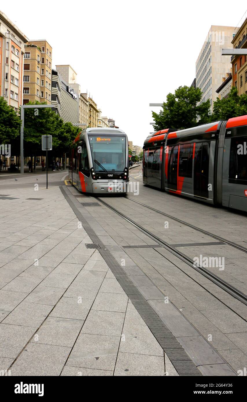 Zwei Straßenbahnen fahren durch das Stadtzentrum von Zaragoza Aragon, Spanien Stockfoto