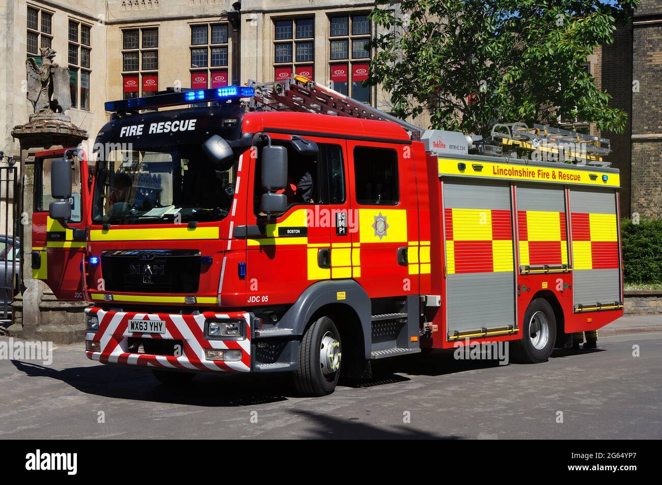 Feuerwehrfahrzeug, der auf einen Notfall in der Nähe von County hall.in Boston Lincolnshire reagiert Stockfoto