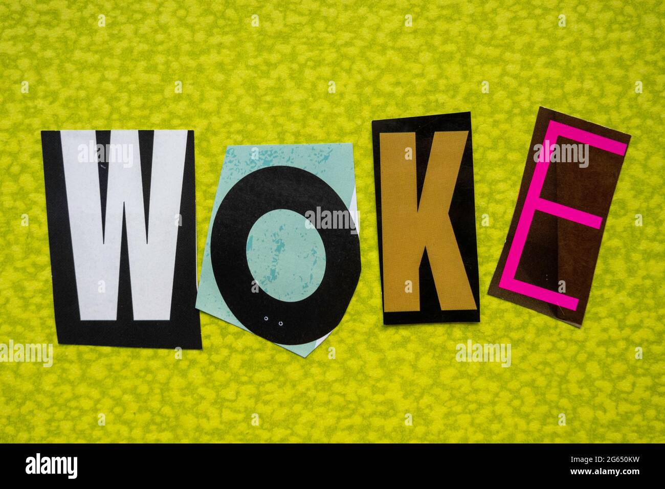 Das Wort „ERWACHTE“ mit ausgeschnittenen Papierbuchstaben in der Lösegeld-Note-Effekt-Typografie, USA Stockfoto