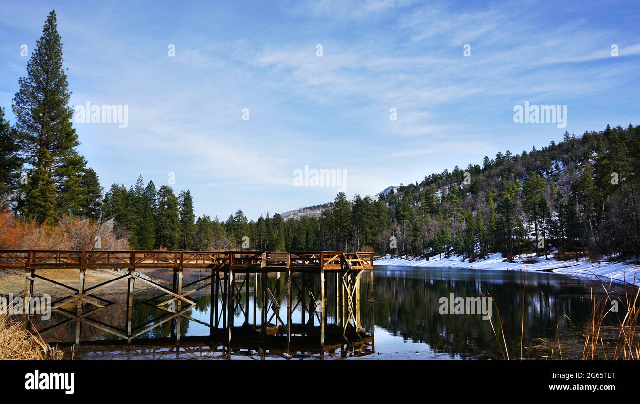 Angelpier am Bergsee in San Bernardino Mountains, Kalifornien Stockfoto