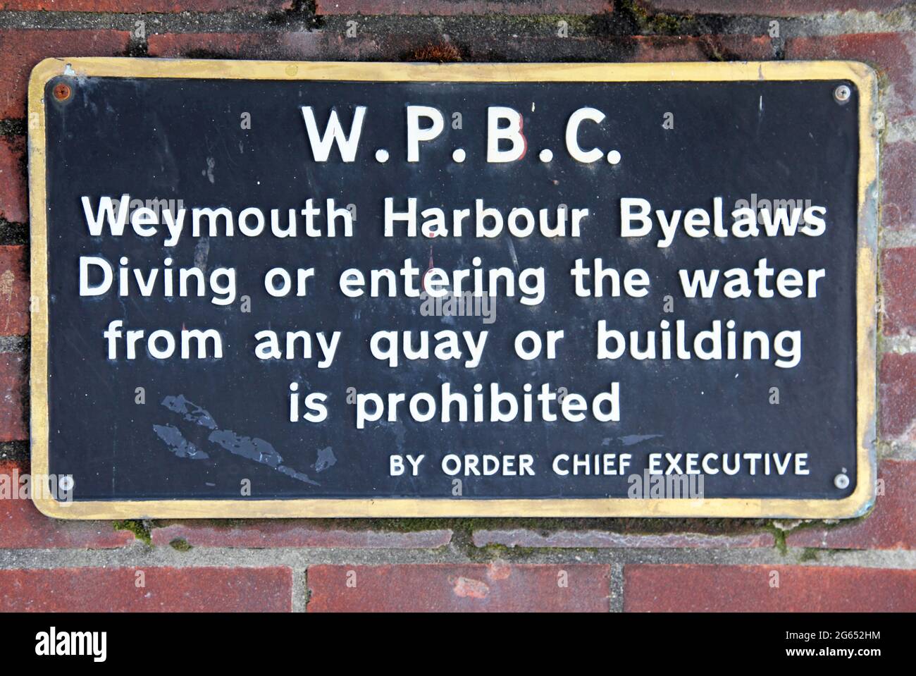Eine wandmontierte Rettungsboje in Weymouth, Dorset, England. Stockfoto
