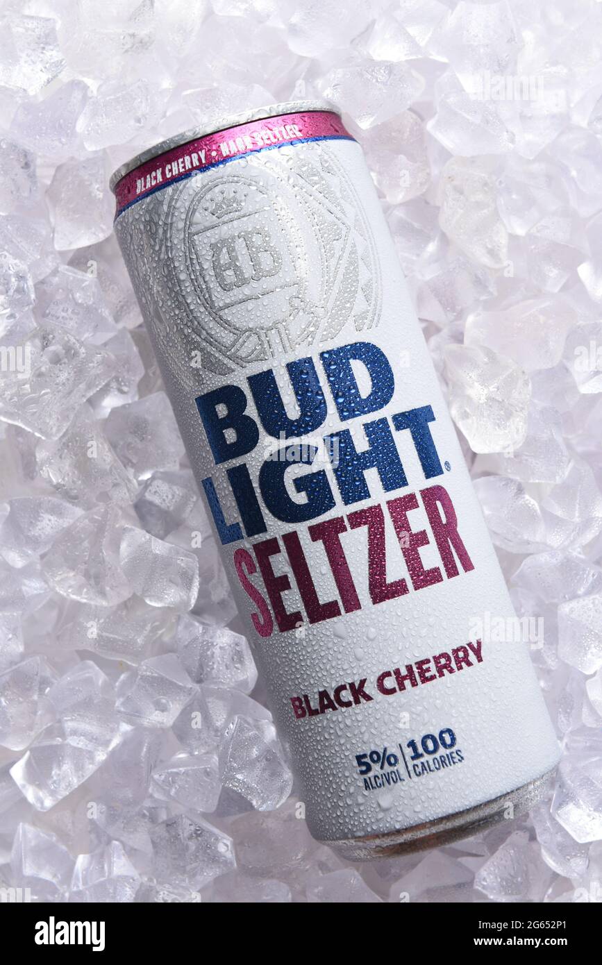 IRIVNE, CAIFORNIA - 2. JULI 2021: Eine Dose Bud Light Seltzer Black Cherry in einem Eisbett. Stockfoto