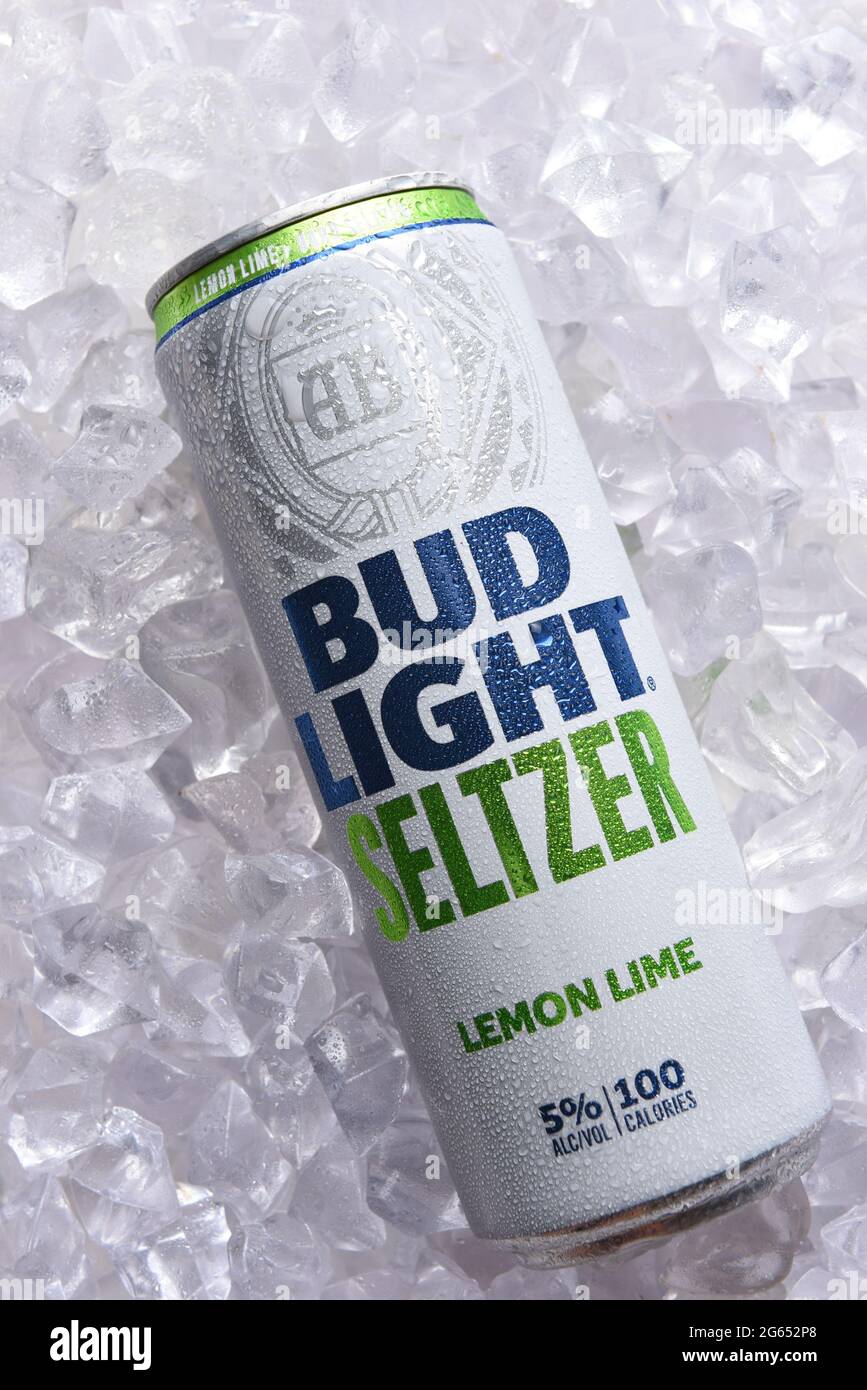 IRIVNE, CAIFORNIA - 2. JULI 2021: Eine Dose Bud Light Seltzer Zitronenlime in einem Eisbett. Stockfoto